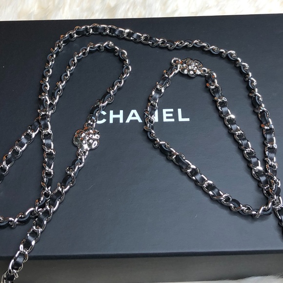 Black Caviar Camellia Charm Chain Wallet On Chain - Picture 4 of 11